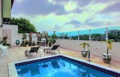 Imagem: A casa possui 4 Dormitórios, 5 Banheiros, 2 Vagas na garagem