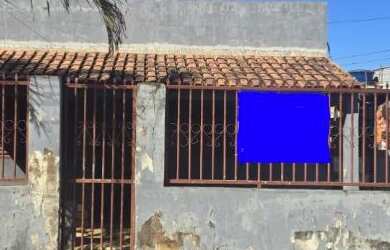 Imagem: A casa possui 3 Dormitórios, 1 Banheiro, 1 Vaga na garagem