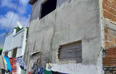 Imagem: A casa possui 3 Dormitórios, 2 Banheiros e está localizado