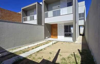 Imagem: A casa possui 3 Dormitórios, 4 Banheiros, 2 Vagas na garagem