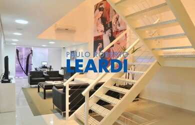 Imagem: O depósito possui 5 Vagas na garagem, 550m² de Área e está