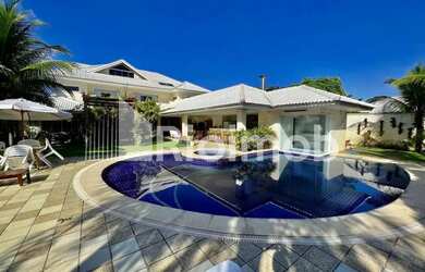 Imagem: A casa em condomínio possui 5 Dormitórios, 5 Banheiros, 5