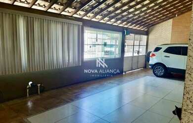 Imagem: A casa possui 3 Dormitórios, 2 Banheiros, 2 Vagas na garagem