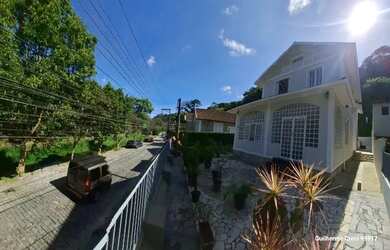 Imagem: A casa à venda possui 4 Dormitórios, 4 Banheiros, 4 Vagas