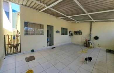 Imagem: A casa possui 3 Dormitórios, 2 Banheiros e está localizado