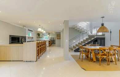 Imagem: A casa em condomínio possui 5 Dormitórios, 5 Banheiros, 4