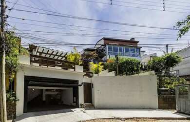 Imagem: A casa possui 3 Dormitórios, 4 Banheiros, 2 Vagas na garagem