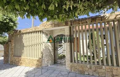 Imagem: A casa possui 4 Dormitórios, 1 Banheiro, 3 Vagas na garagem