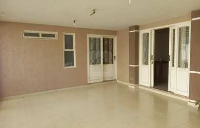 Imagem: A casa possui 4 Dormitórios, 3 Banheiros, 2 Vagas na garagem