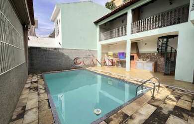 Imagem: A casa possui 5 Dormitórios, 5 Banheiros, 5 Vagas na garagem