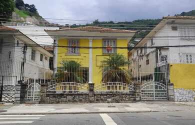 Imagem: O depósito possui 4 Vagas na garagem, 242m² de Área e está