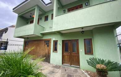 Imagem: A casa possui 3 Dormitórios, 3 Banheiros, 2 Vagas na garagem