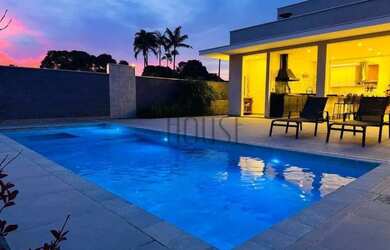 Imagem: A casa em condomínio possui 4 Dormitórios, 5 Banheiros, 5