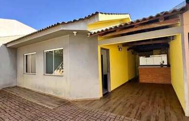 Imagem: A casa possui 2 Dormitórios, 1 Banheiro e 1 Vaga na garagem