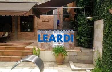 Imagem: A casa possui 3 Dormitórios, 5 Banheiros, 2 Vagas na garagem