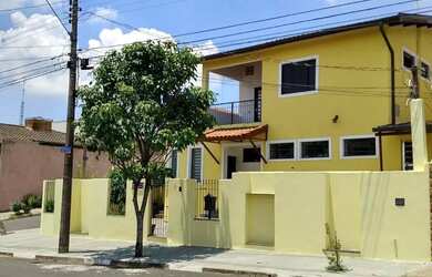 Imagem: A casa possui 4 Dormitórios, 4 Banheiros, 4 Vagas na garagem