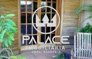 Imagem: A casa possui 2 Dormitórios, 1 Banheiro, 2 Vagas na garagem