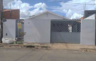 Imagem: A casa possui 3 Dormitórios, 2 Banheiros e está localizado