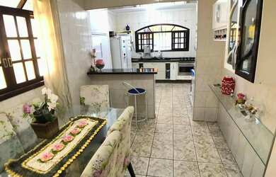 Imagem: A casa possui 3 Dormitórios, 3 Banheiros, 2 Vagas na garagem