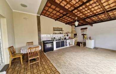 Imagem: A casa possui 4 Dormitórios, 3 Banheiros, 4 Vagas na garagem