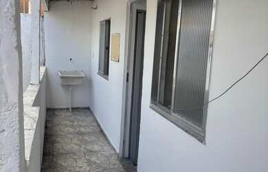 Imagem: A casa possui 1 Dormitório, 1 Banheiro e Varanda e está localizado