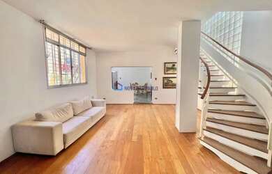 Imagem: A casa possui 4 Dormitórios, 3 Banheiros, 3 Vagas na garagem