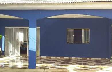 Imagem: A casa possui 3 Dormitórios, 2 Banheiros, 2 Vagas na garagem