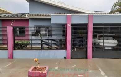 Imagem: A casa possui 2 Dormitórios, 1 Banheiro, 2 Vagas na garagem