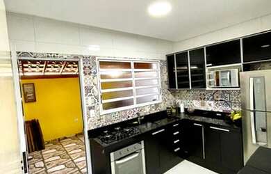 Imagem: A casa possui 2 Dormitórios, 2 Banheiros, 4 Vagas na garagem