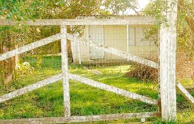 Imagem: A casa possui 2 Dormitórios, 1 Banheiro, 300m² de Área e