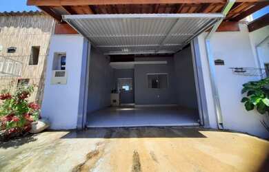 Imagem: A casa possui 2 Dormitórios, 2 Banheiros, 2 Vagas na garagem