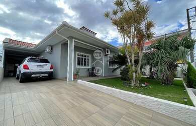 Imagem: A casa possui 3 Dormitórios, 3 Banheiros, 3 Vagas na garagem