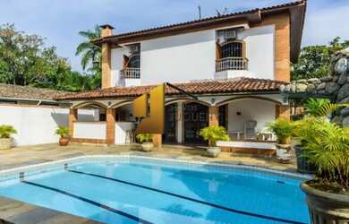 Imagem: A casa possui 5 Dormitórios, 5 Banheiros, 4 Vagas na garagem