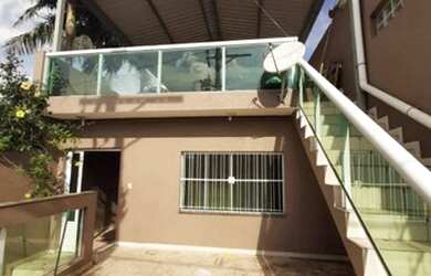 Imagem: A casa possui 2 Dormitórios, 2 Banheiros, 2 Vagas na garagem