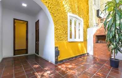 Imagem: A casa à venda possui 3 Dormitórios, 2 Banheiros, 1 Vaga na