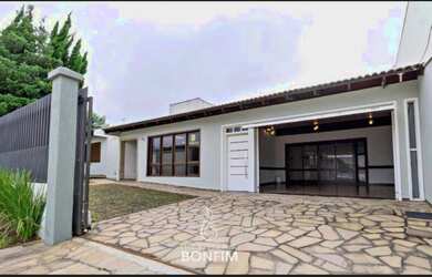 Imagem: A casa possui 3 Dormitórios, 4 Banheiros, 5 Vagas na garagem