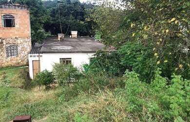 Imagem: A casa possui 3 Dormitórios, 1 Banheiro, 2 Vagas na garagem