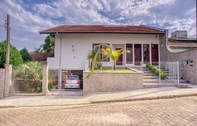 Imagem: A casa possui 5 Dormitórios, 5 Banheiros, 3 Vagas na garagem