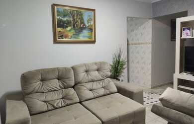 Imagem: A casa possui 3 Dormitórios, 1 Banheiro, 2 Vagas na garagem