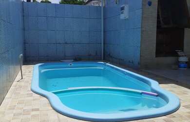 Imagem: A casa possui 3 Dormitórios, 3 Banheiros e 2 Vagas na garagem