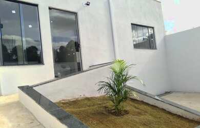 Imagem: A casa possui 3 Dormitórios, 2 Banheiros, 2 Vagas na garagem