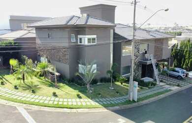 Imagem: A casa em condomínio possui 4 Dormitórios, 5 Banheiros, 5