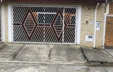 Imagem: A casa possui 3 Dormitórios, 2 Banheiros, 3 Vagas na garagem