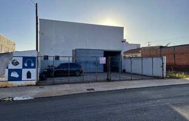Imagem: O depósito possui 4 Vagas na garagem, 300m² de Área e está