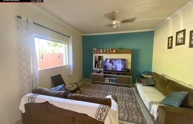 Imagem: A casa possui 3 Dormitórios, 2 Banheiros, 3 Vagas na garagem