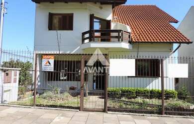 Imagem: A casa possui 3 Dormitórios, 3 Banheiros, 4 Vagas na garagem