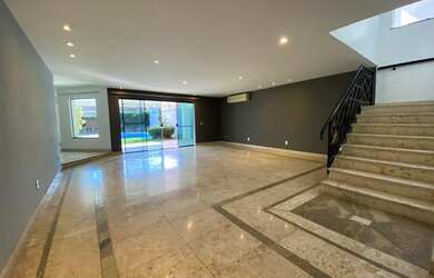 Imagem: A casa em condomínio possui 4 Dormitórios, 5 Banheiros, 3