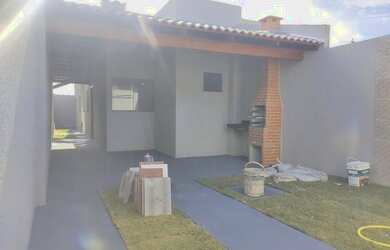 Imagem: A casa possui 3 Dormitórios, 3 Banheiros, 2 Vagas na garagem