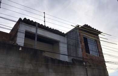 Imagem: A casa possui 2 Dormitórios, 1 Banheiro, 1 Vaga na garagem