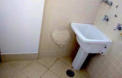 Imagem: O apartamento possui 1 Dormitório, 1 Banheiro, 1 Vaga na garagem